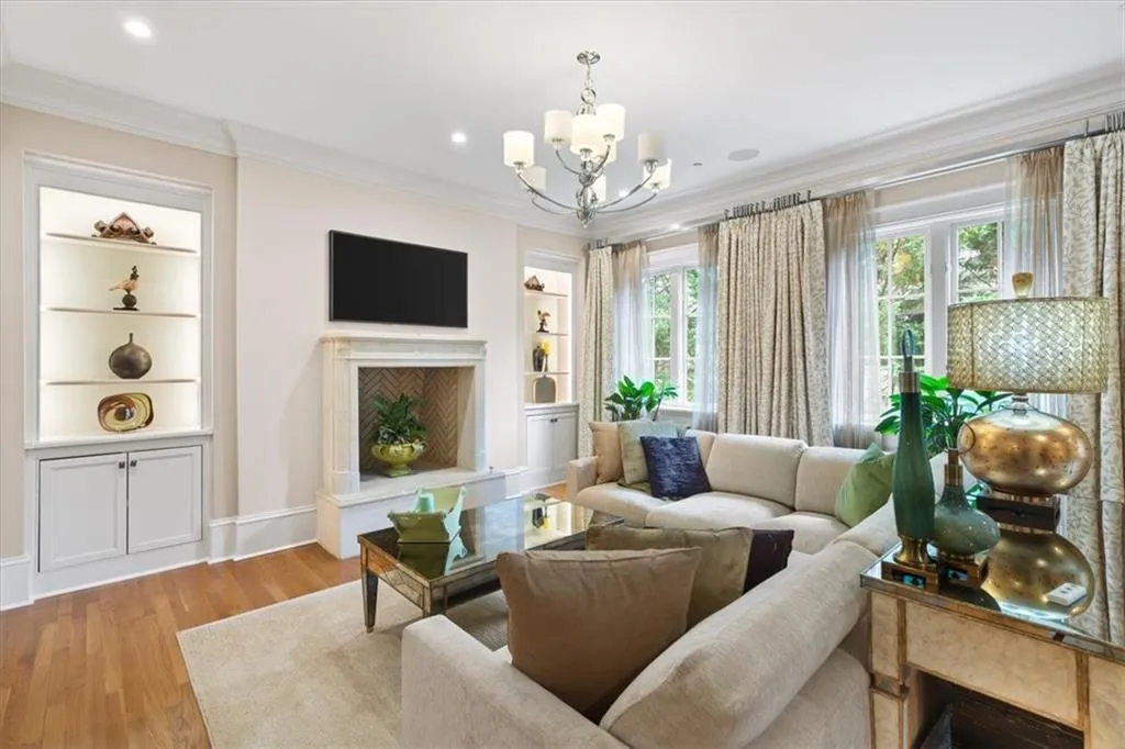 2640 Peachtree Road Nw Unit 3, Atlanta, Georgia 30305, 4 Bedrooms Bedrooms, 0 ,4 BathroomsBathrooms,Residential,For Sale,2640 Peachtree Road Nw Unit 3,7723260