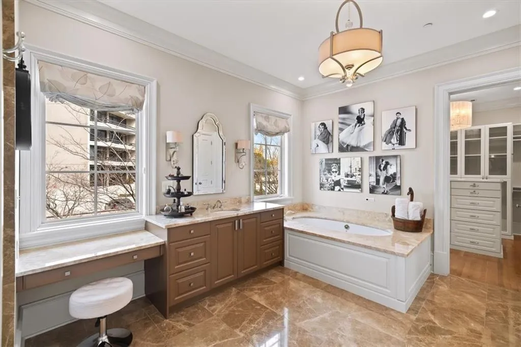 2640 Peachtree Road Nw Unit 3, Atlanta, Georgia 30305, 4 Bedrooms Bedrooms, 0 ,4 BathroomsBathrooms,Residential,For Sale,2640 Peachtree Road Nw Unit 3,7723260