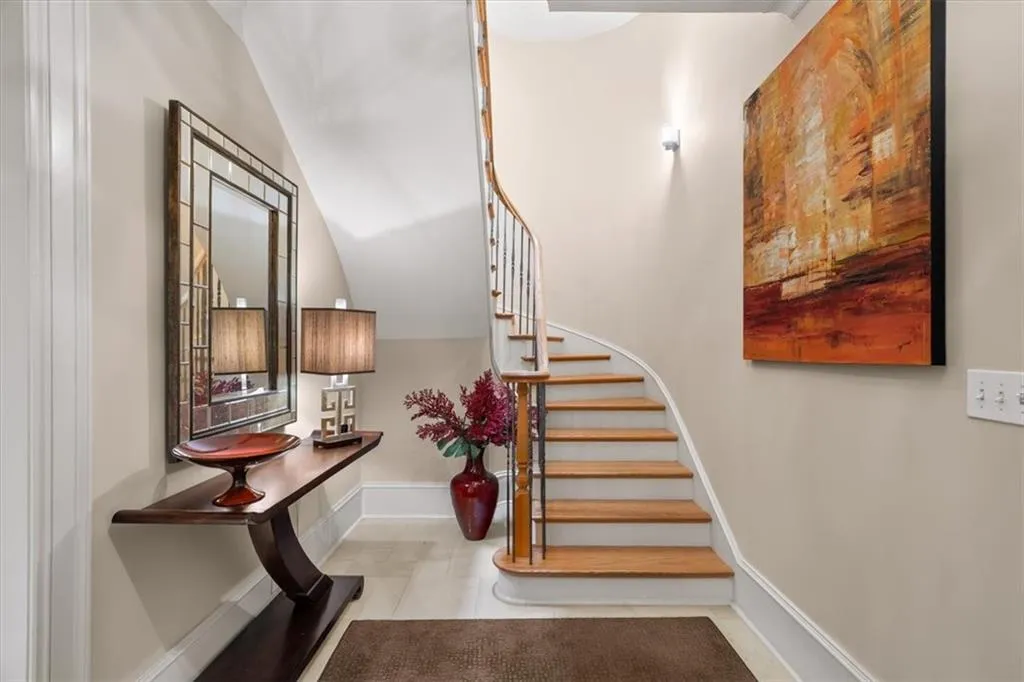 Terrace level entry foyer