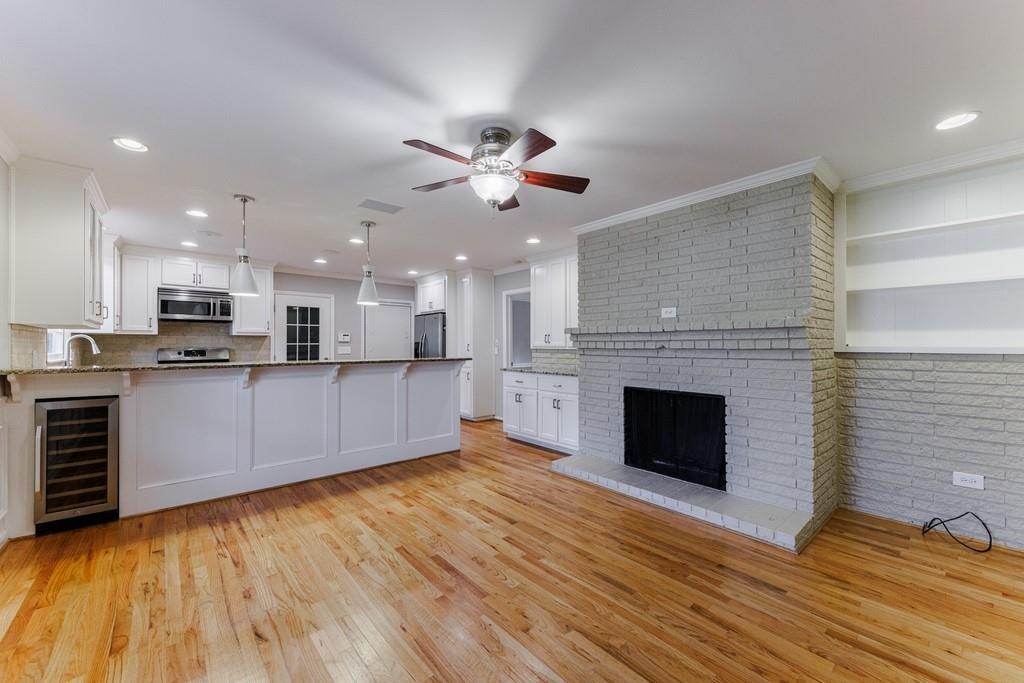 Family / Keeping room is open to the kitchen