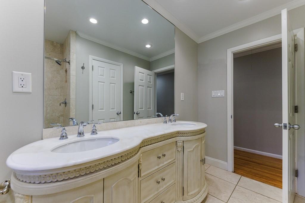 Double vanity and large mirror