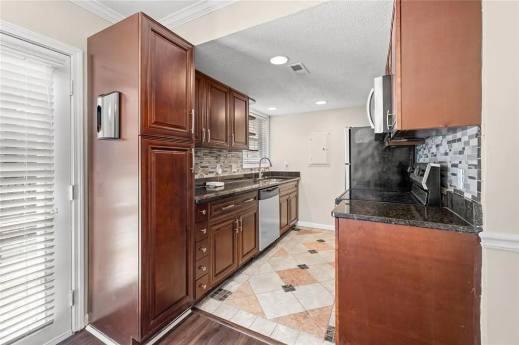 6900 Roswell Road Ne Unit B6, Sandy Springs, Georgia 30328, 2 Bedrooms Bedrooms, ,2 BathroomsBathrooms,Residential,Sold,6900 Roswell Road Ne Unit B6,7459470