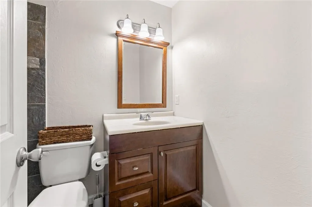 6900 Roswell Road Ne Unit B6, Sandy Springs, Georgia 30328, 2 Bedrooms Bedrooms, ,2 BathroomsBathrooms,Residential,Sold,6900 Roswell Road Ne Unit B6,7459470