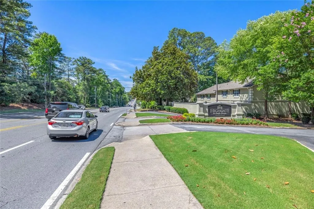 6900 Roswell Road Ne Unit B6, Sandy Springs, Georgia 30328, 2 Bedrooms Bedrooms, ,2 BathroomsBathrooms,Residential,Sold,6900 Roswell Road Ne Unit B6,7459470