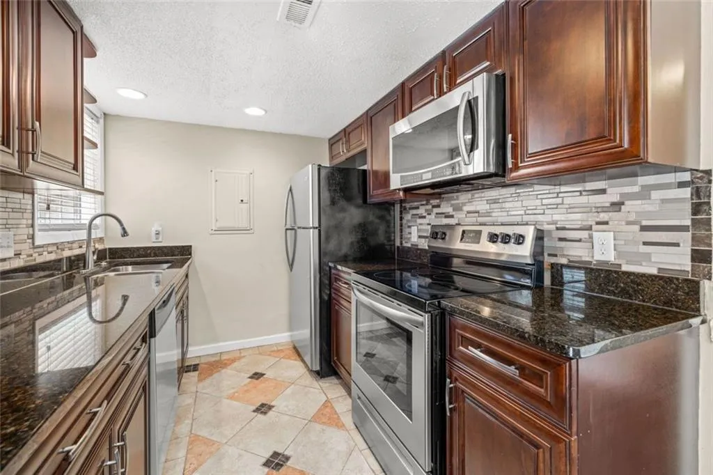 6900 Roswell Road Ne Unit B6, Sandy Springs, Georgia 30328, 2 Bedrooms Bedrooms, ,2 BathroomsBathrooms,Residential,Sold,6900 Roswell Road Ne Unit B6,7459470