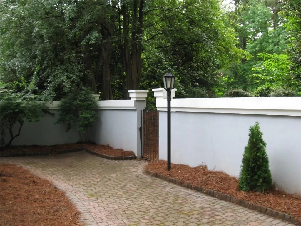 1050 Huntcliff Trace, Sandy Springs, Georgia 30350, 3 Bedrooms Bedrooms, ,2 BathroomsBathrooms,Residential,Sold,1050 Huntcliff Trace,5694600