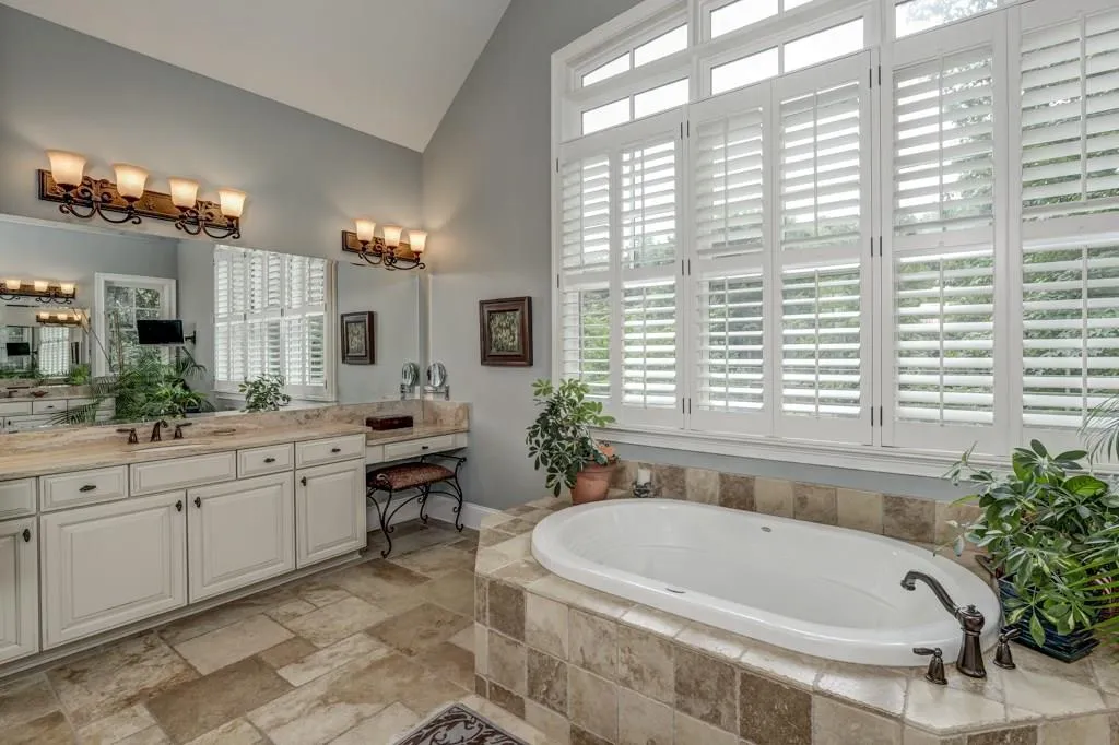 735 Starlight Lane, Atlanta, Georgia 30342, 5 Bedrooms Bedrooms, ,4 BathroomsBathrooms,Residential,Sold,735 Starlight Lane,5869416