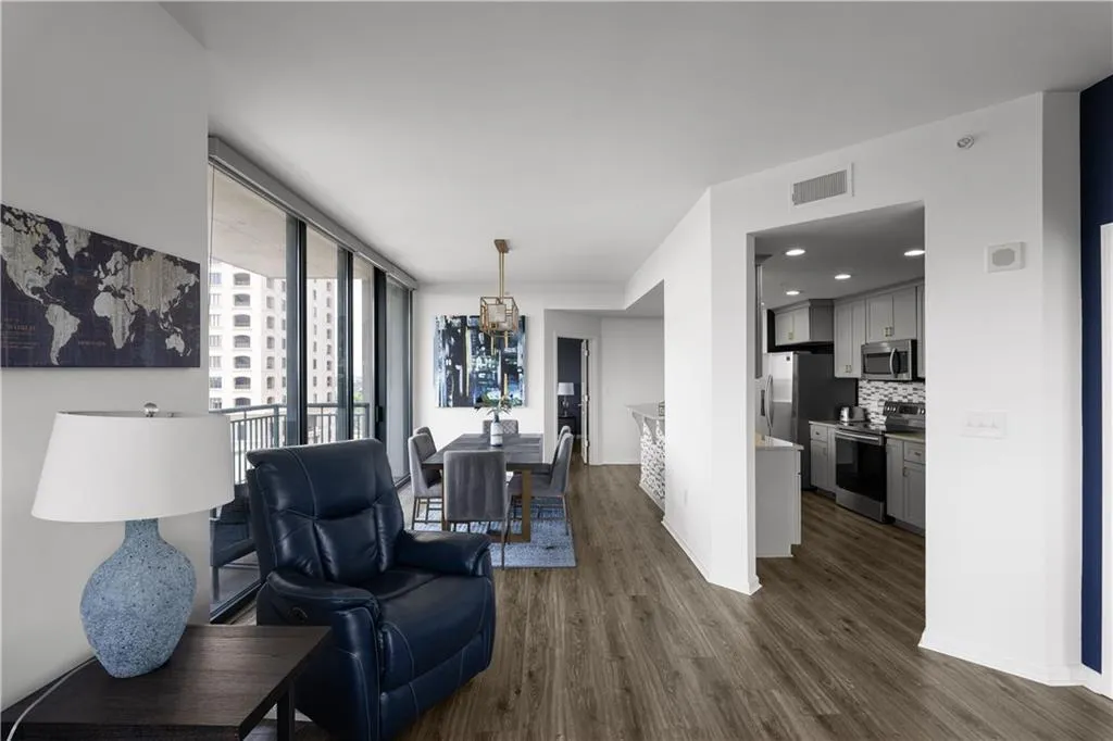 3040 Peachtree Road Nw Unit 1211, Atlanta, Georgia 30305, 2 Bedrooms Bedrooms, ,2 BathroomsBathrooms,Residential,For Sale,3040 Peachtree Road Nw Unit 1211,7609318