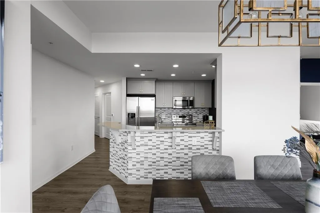 3040 Peachtree Road Nw Unit 1211, Atlanta, Georgia 30305, 2 Bedrooms Bedrooms, ,2 BathroomsBathrooms,Residential,For Sale,3040 Peachtree Road Nw Unit 1211,7609318