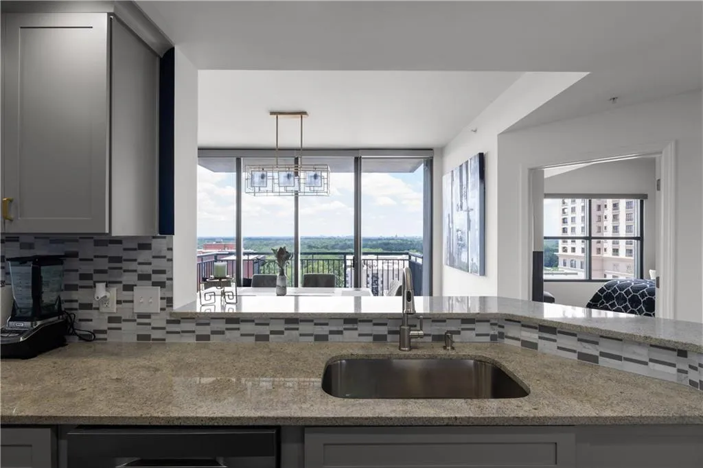 3040 Peachtree Road Nw Unit 1211, Atlanta, Georgia 30305, 2 Bedrooms Bedrooms, ,2 BathroomsBathrooms,Residential,For Sale,3040 Peachtree Road Nw Unit 1211,7609318