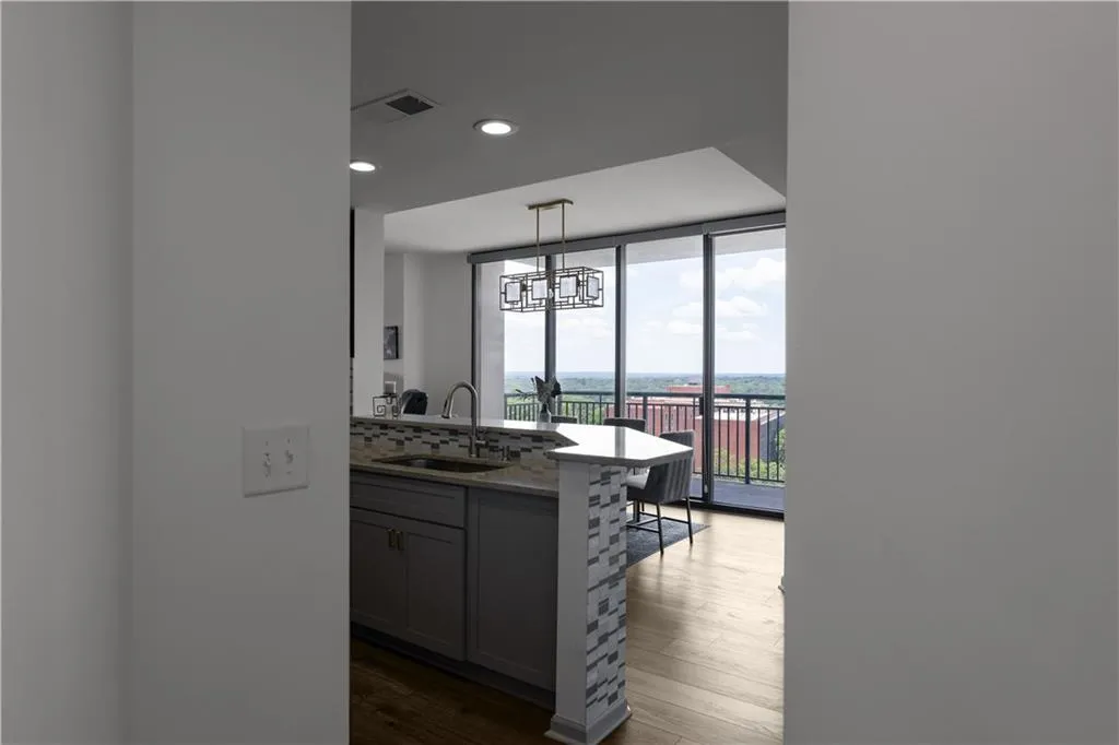 3040 Peachtree Road Nw Unit 1211, Atlanta, Georgia 30305, 2 Bedrooms Bedrooms, ,2 BathroomsBathrooms,Residential,For Sale,3040 Peachtree Road Nw Unit 1211,7609318