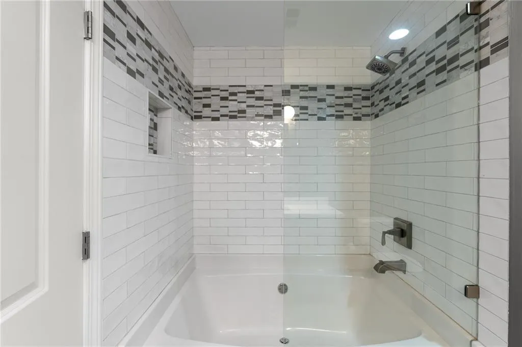3040 Peachtree Road Nw Unit 1211, Atlanta, Georgia 30305, 2 Bedrooms Bedrooms, ,2 BathroomsBathrooms,Residential,For Sale,3040 Peachtree Road Nw Unit 1211,7609318