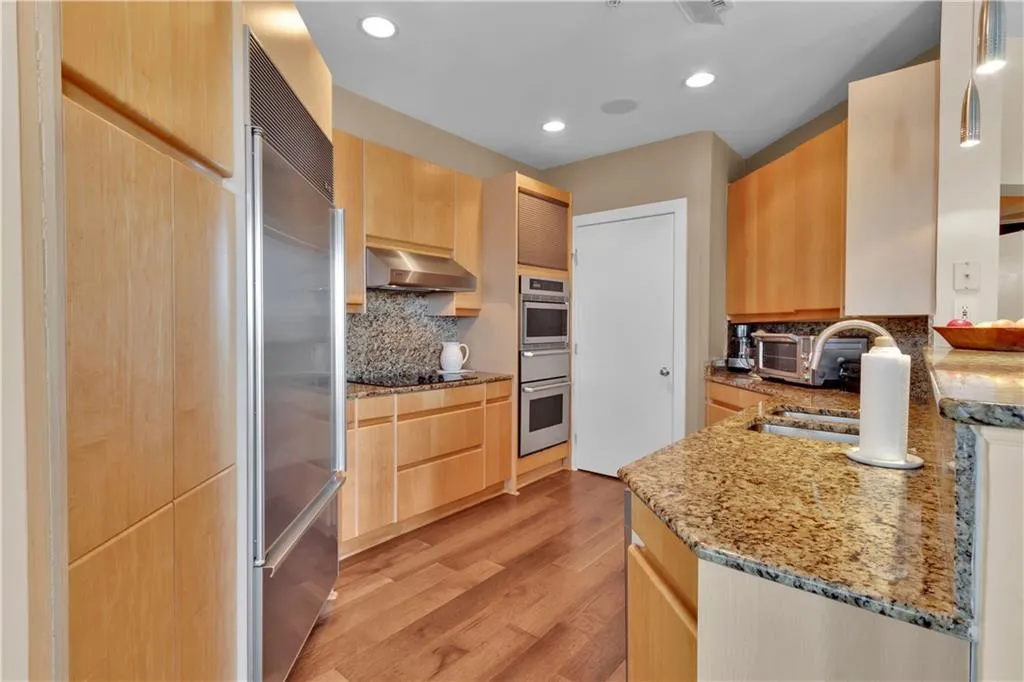 2828 Peachtree Road Nw Unit 1402, Atlanta, Georgia 30305, 2 Bedrooms Bedrooms, ,2 BathroomsBathrooms,Residential,For Sale,2828 Peachtree Road Nw Unit 1402,7611837