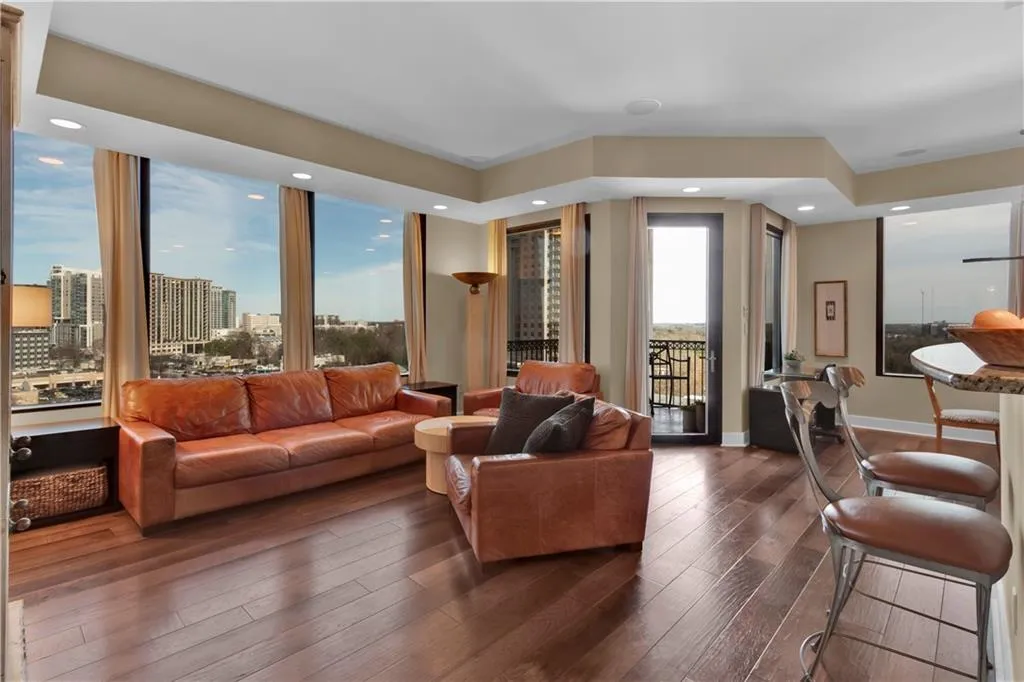 2828 Peachtree Road Nw Unit 1402, Atlanta, Georgia 30305, 2 Bedrooms Bedrooms, ,2 BathroomsBathrooms,Residential,For Sale,2828 Peachtree Road Nw Unit 1402,7611837