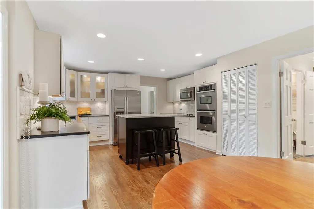 245 W Spalding Drive, Sandy Springs, Georgia 30328, 4 Bedrooms Bedrooms, ,3 BathroomsBathrooms,Residential,Sold,245 W Spalding Drive,6876553