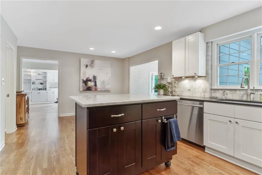 245 W Spalding Drive, Sandy Springs, Georgia 30328, 4 Bedrooms Bedrooms, ,3 BathroomsBathrooms,Residential,Sold,245 W Spalding Drive,6876553