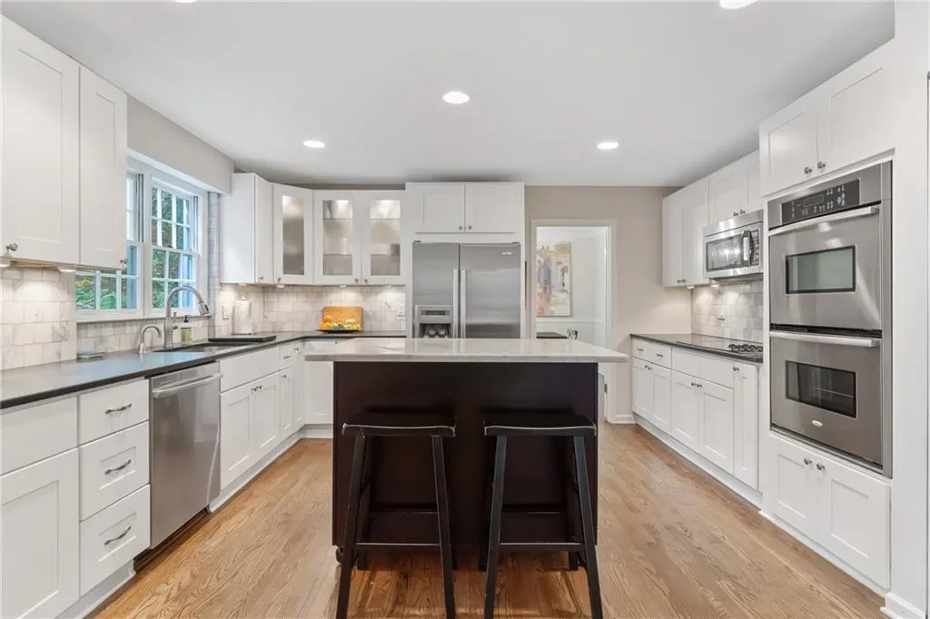 245 W Spalding Drive, Sandy Springs, Georgia 30328, 4 Bedrooms Bedrooms, ,3 BathroomsBathrooms,Residential,Sold,245 W Spalding Drive,6876553