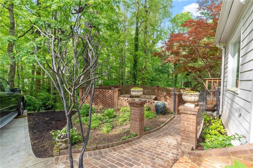 245 W Spalding Drive, Sandy Springs, Georgia 30328, 4 Bedrooms Bedrooms, ,3 BathroomsBathrooms,Residential,Sold,245 W Spalding Drive,6876553