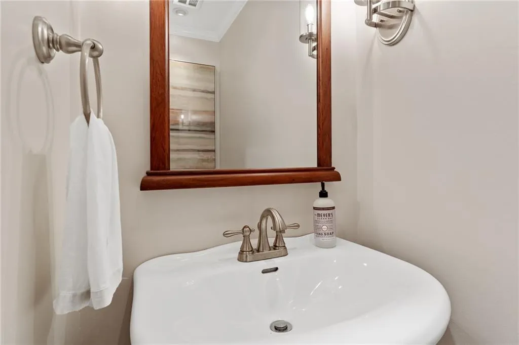 245 W Spalding Drive, Sandy Springs, Georgia 30328, 4 Bedrooms Bedrooms, ,3 BathroomsBathrooms,Residential,Sold,245 W Spalding Drive,6876553