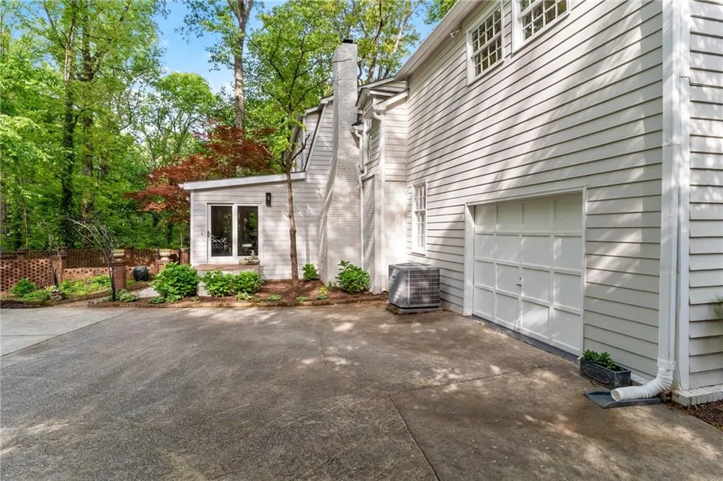 245 W Spalding Drive, Sandy Springs, Georgia 30328, 4 Bedrooms Bedrooms, ,3 BathroomsBathrooms,Residential,Sold,245 W Spalding Drive,6876553
