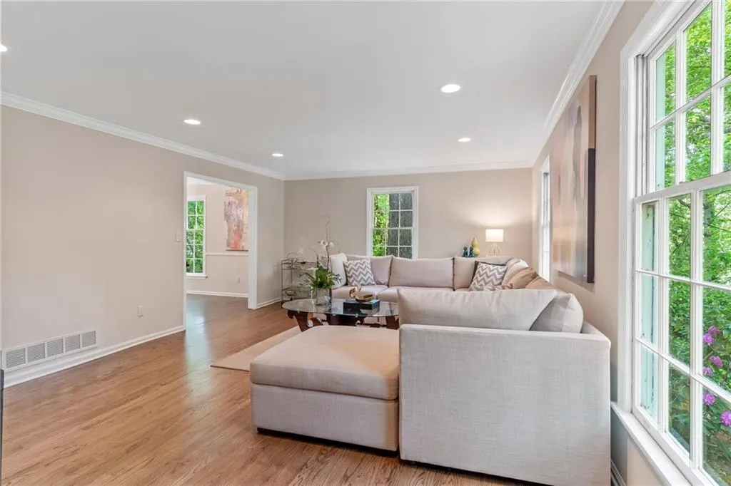 245 W Spalding Drive, Sandy Springs, Georgia 30328, 4 Bedrooms Bedrooms, ,3 BathroomsBathrooms,Residential,Sold,245 W Spalding Drive,6876553