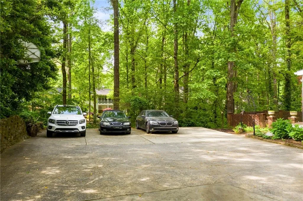 245 W Spalding Drive, Sandy Springs, Georgia 30328, 4 Bedrooms Bedrooms, ,3 BathroomsBathrooms,Residential,Sold,245 W Spalding Drive,6876553