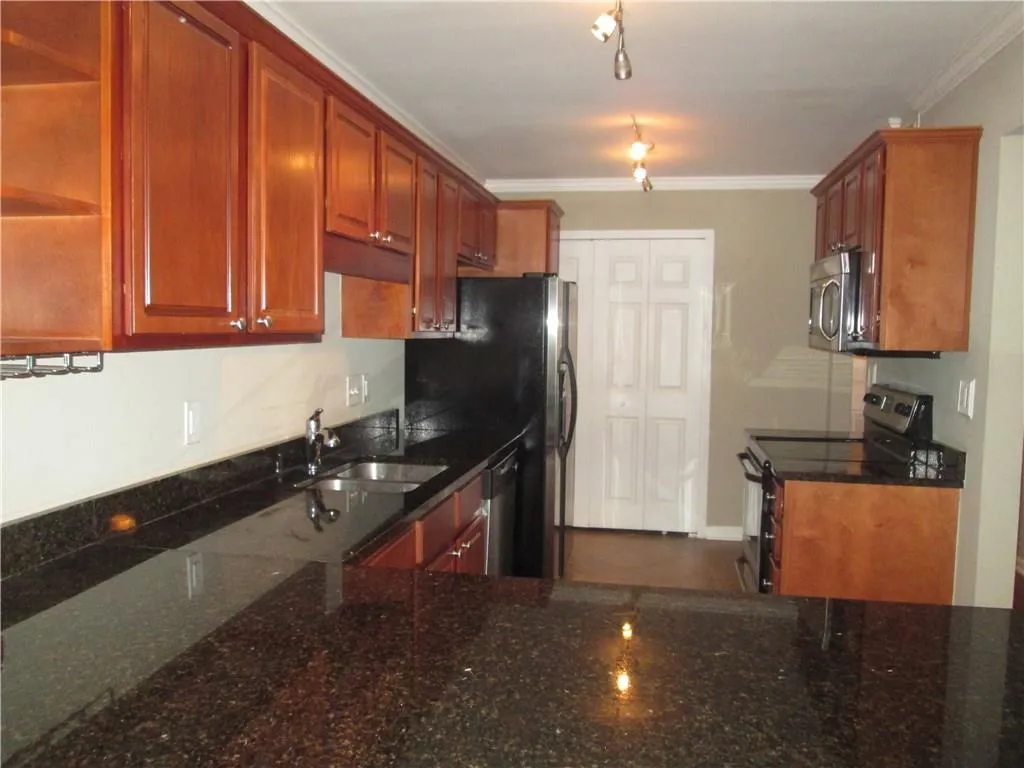 304 Brighton Point, Sandy Springs, Georgia 30328, 2 Bedrooms Bedrooms, ,2 BathroomsBathrooms,Residential,Sold,304 Brighton Point,5905058