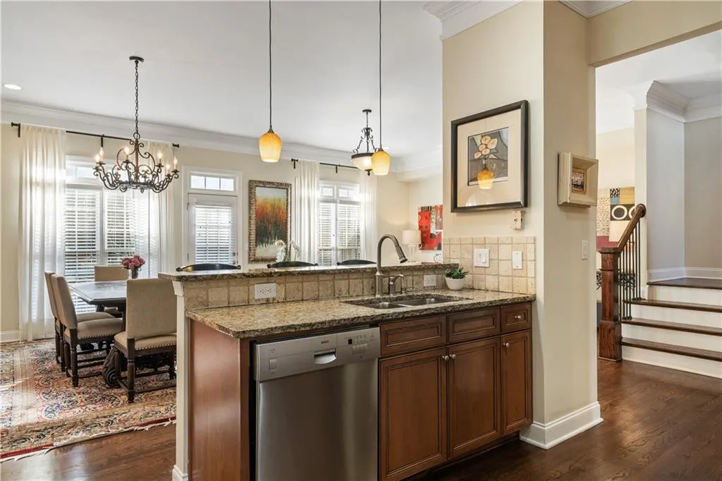 5453 Battery Lane Unit 20, Atlanta, Georgia 30342, 4 Bedrooms Bedrooms, ,3 BathroomsBathrooms,Residential,Sold,5453 Battery Lane Unit 20,6693386