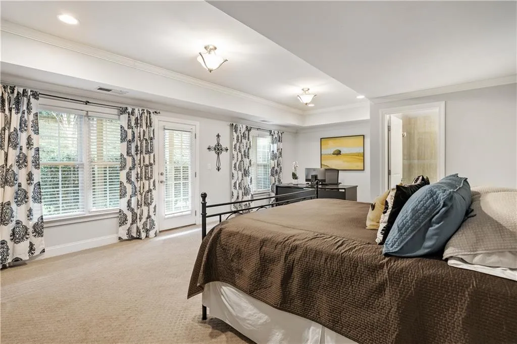 5453 Battery Lane Unit 20, Atlanta, Georgia 30342, 4 Bedrooms Bedrooms, ,3 BathroomsBathrooms,Residential,Sold,5453 Battery Lane Unit 20,6693386