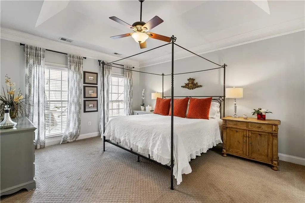 5453 Battery Lane Unit 20, Atlanta, Georgia 30342, 4 Bedrooms Bedrooms, ,3 BathroomsBathrooms,Residential,Sold,5453 Battery Lane Unit 20,6693386