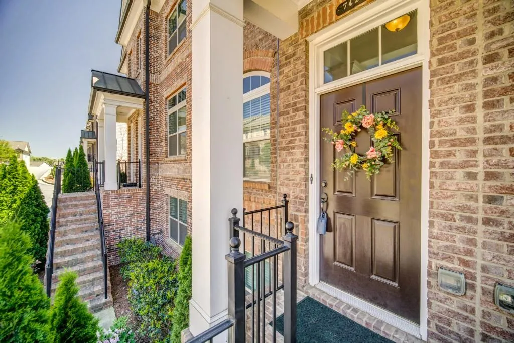 7425 Highland Bluff, Sandy Springs, Georgia 30328, 3 Bedrooms Bedrooms, ,3 BathroomsBathrooms,Residential,Sold,7425 Highland Bluff,6539250