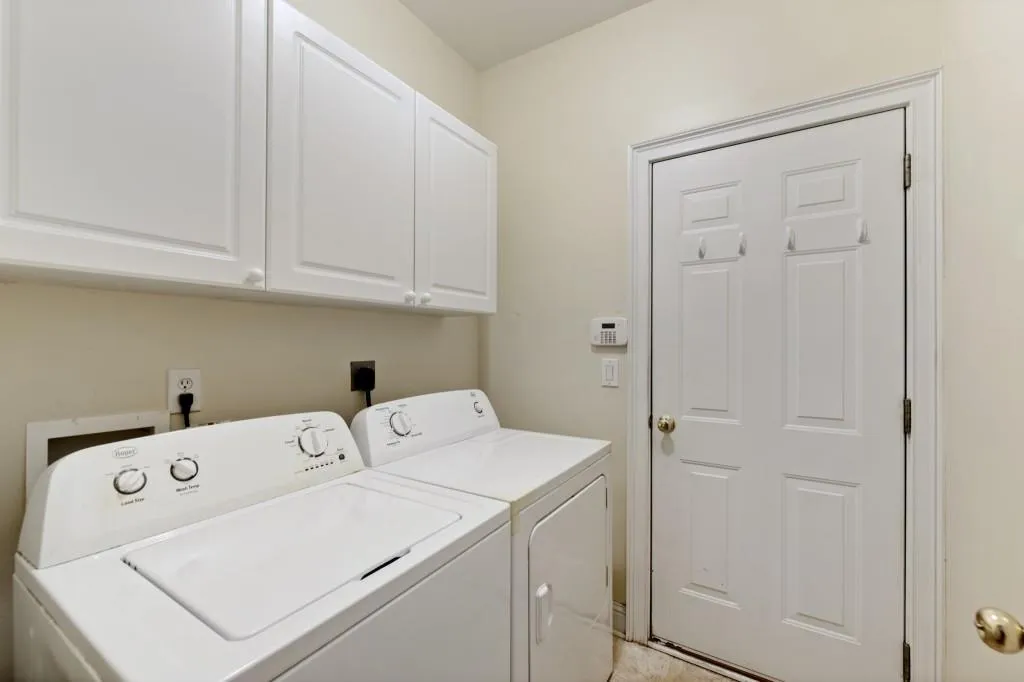 6355 Glen Oaks Lane, Sandy Springs, Georgia 30328, 4 Bedrooms Bedrooms, ,3 BathroomsBathrooms,Residential,Sold,6355 Glen Oaks Lane,6796895