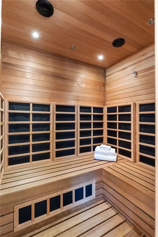 5509 Long Island Drive Nw, Atlanta, Georgia 30327, 6 Bedrooms Bedrooms, ,7 BathroomsBathrooms,Residential,Sold,5509 Long Island Drive Nw,7447945