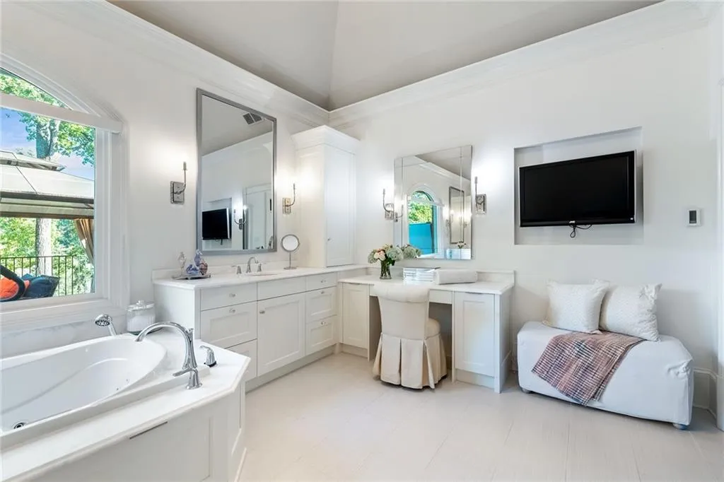 5509 Long Island Drive Nw, Atlanta, Georgia 30327, 6 Bedrooms Bedrooms, ,7 BathroomsBathrooms,Residential,Sold,5509 Long Island Drive Nw,7447945