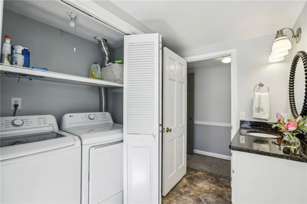 7310 Hunters Branch Drive, Atlanta, Georgia 30328, 5 Bedrooms Bedrooms, ,3 BathroomsBathrooms,Residential,Sold,7310 Hunters Branch Drive,7519135