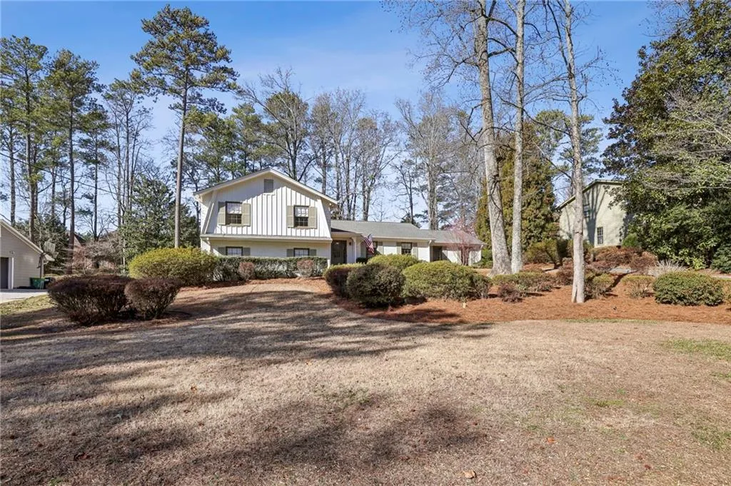 7310 Hunters Branch Drive, Atlanta, Georgia 30328, 5 Bedrooms Bedrooms, ,3 BathroomsBathrooms,Residential,Sold,7310 Hunters Branch Drive,7519135