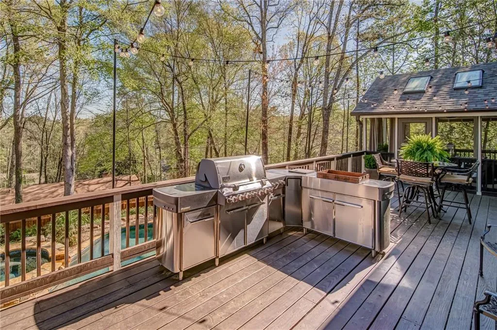 315 W Berwicke Common, Sandy Springs, Georgia 30342, 6 Bedrooms Bedrooms, ,5 BathroomsBathrooms,Residential,Sold,315 W Berwicke Common,6697639