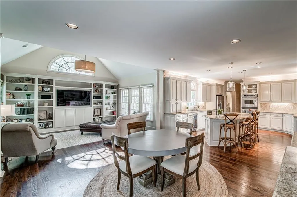 315 W Berwicke Common, Sandy Springs, Georgia 30342, 6 Bedrooms Bedrooms, ,5 BathroomsBathrooms,Residential,Sold,315 W Berwicke Common,6697639