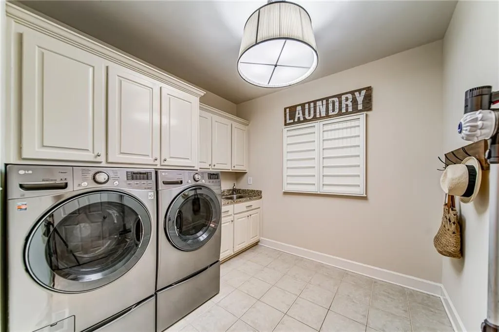 315 W Berwicke Common, Sandy Springs, Georgia 30342, 6 Bedrooms Bedrooms, ,5 BathroomsBathrooms,Residential,Sold,315 W Berwicke Common,6697639