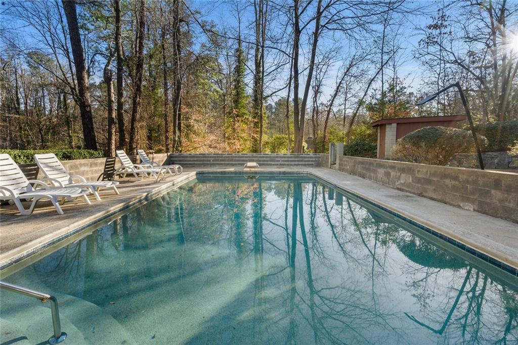 Excellent condition. Pebble tec.