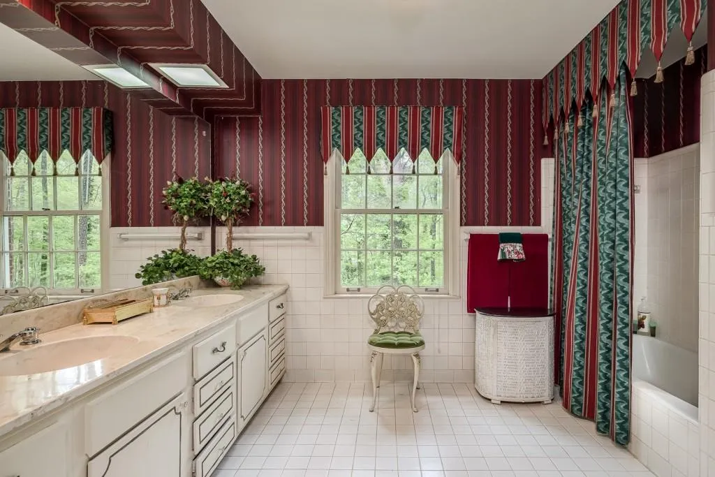35 River Court Parkway, Sandy Springs, Georgia 30328, 4 Bedrooms Bedrooms, ,2 BathroomsBathrooms,Residential,Sold,35 River Court Parkway,6871288