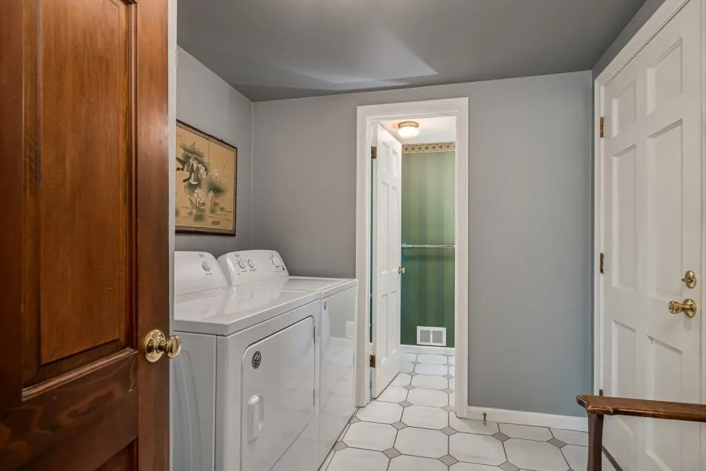 35 River Court Parkway, Sandy Springs, Georgia 30328, 4 Bedrooms Bedrooms, ,2 BathroomsBathrooms,Residential,Sold,35 River Court Parkway,6871288