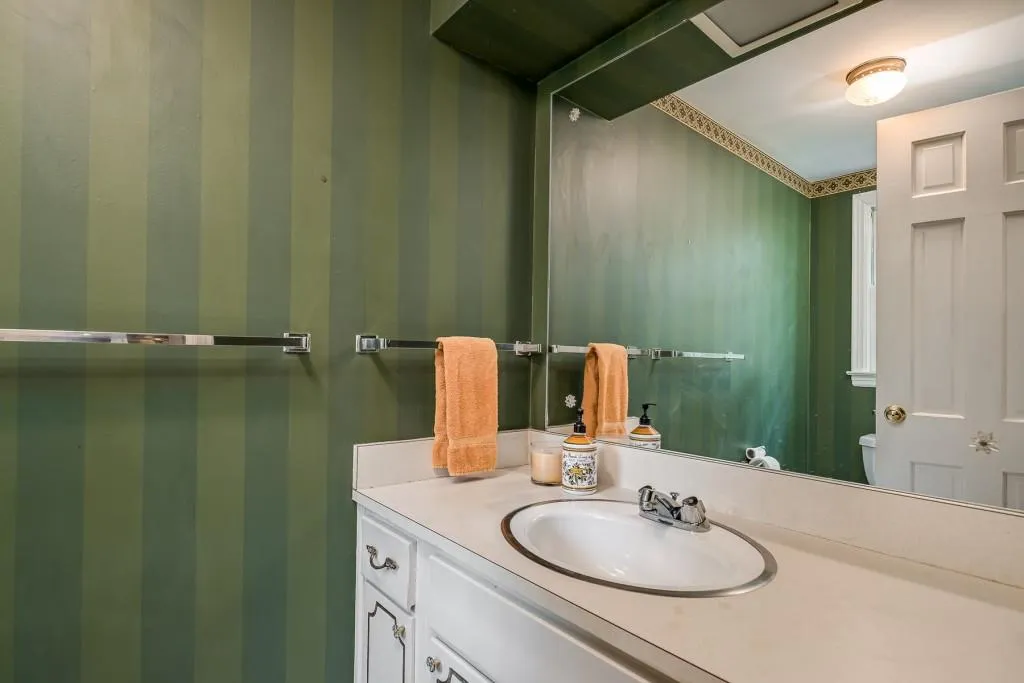 35 River Court Parkway, Sandy Springs, Georgia 30328, 4 Bedrooms Bedrooms, ,2 BathroomsBathrooms,Residential,Sold,35 River Court Parkway,6871288