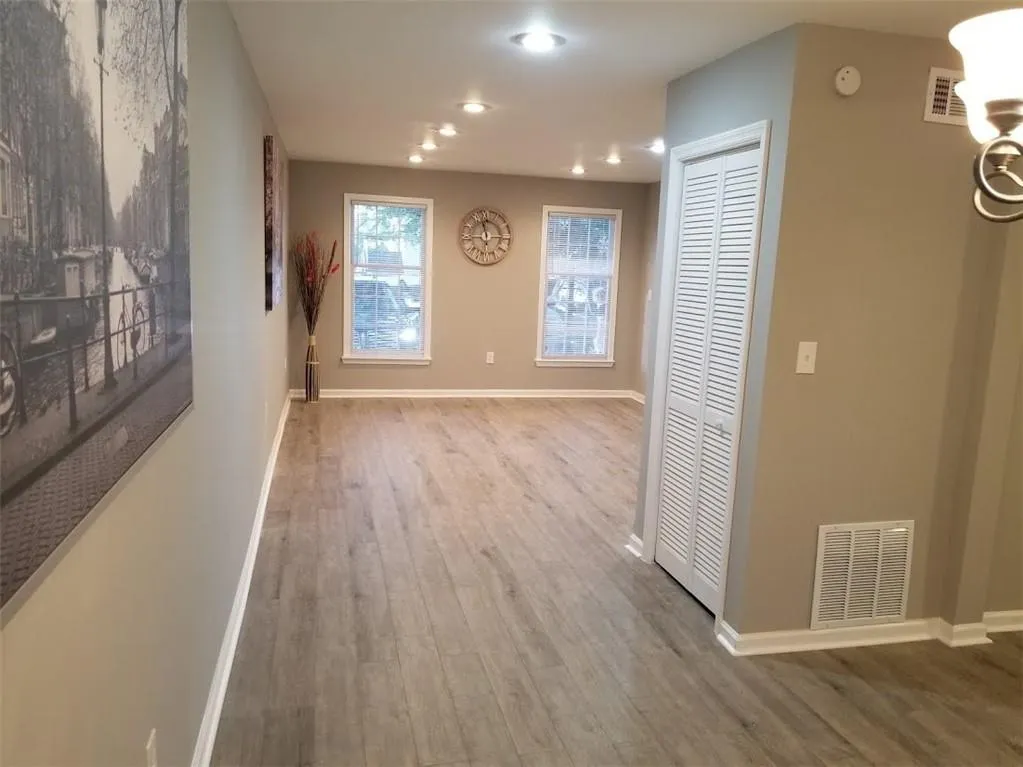 6520 Roswell Road Ne Unit 3, Sandy Springs, Georgia 30328, 3 Bedrooms Bedrooms, ,2 BathroomsBathrooms,Residential,Sold,6520 Roswell Road Ne Unit 3,6756861