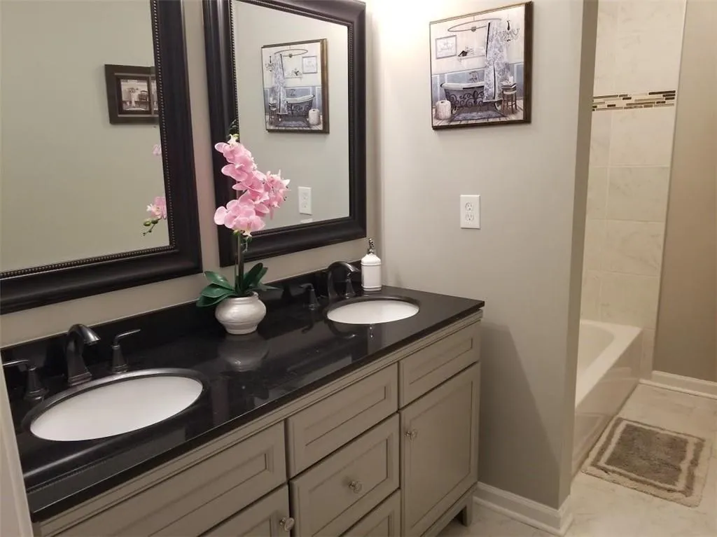 6520 Roswell Road Ne Unit 3, Sandy Springs, Georgia 30328, 3 Bedrooms Bedrooms, ,2 BathroomsBathrooms,Residential,Sold,6520 Roswell Road Ne Unit 3,6756861