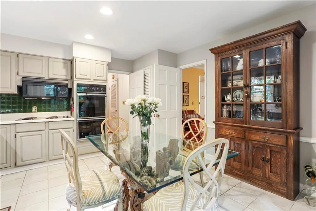 800 Sudbury Road, Sandy Springs, Georgia 30328, 4 Bedrooms Bedrooms, ,3 BathroomsBathrooms,Residential,Sold,800 Sudbury Road,6600646