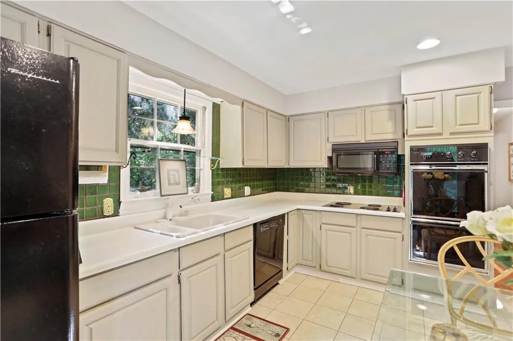 800 Sudbury Road, Sandy Springs, Georgia 30328, 4 Bedrooms Bedrooms, ,3 BathroomsBathrooms,Residential,Sold,800 Sudbury Road,6600646