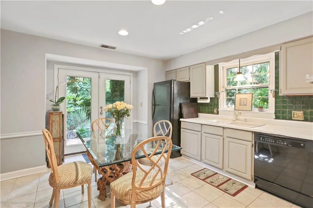 800 Sudbury Road, Sandy Springs, Georgia 30328, 4 Bedrooms Bedrooms, ,3 BathroomsBathrooms,Residential,Sold,800 Sudbury Road,6600646
