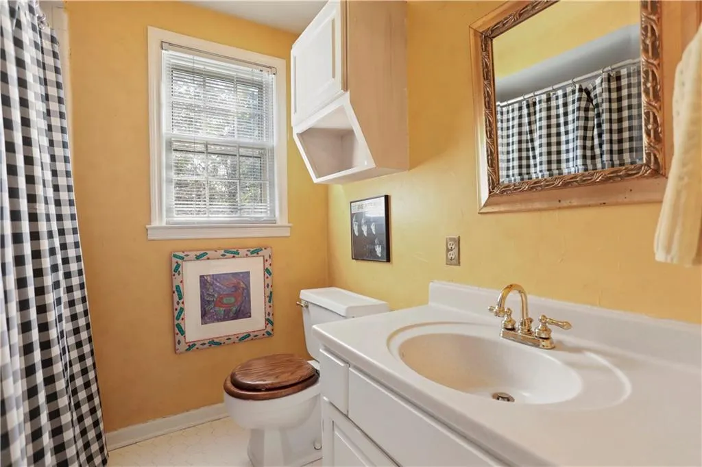 800 Sudbury Road, Sandy Springs, Georgia 30328, 4 Bedrooms Bedrooms, ,3 BathroomsBathrooms,Residential,Sold,800 Sudbury Road,6600646
