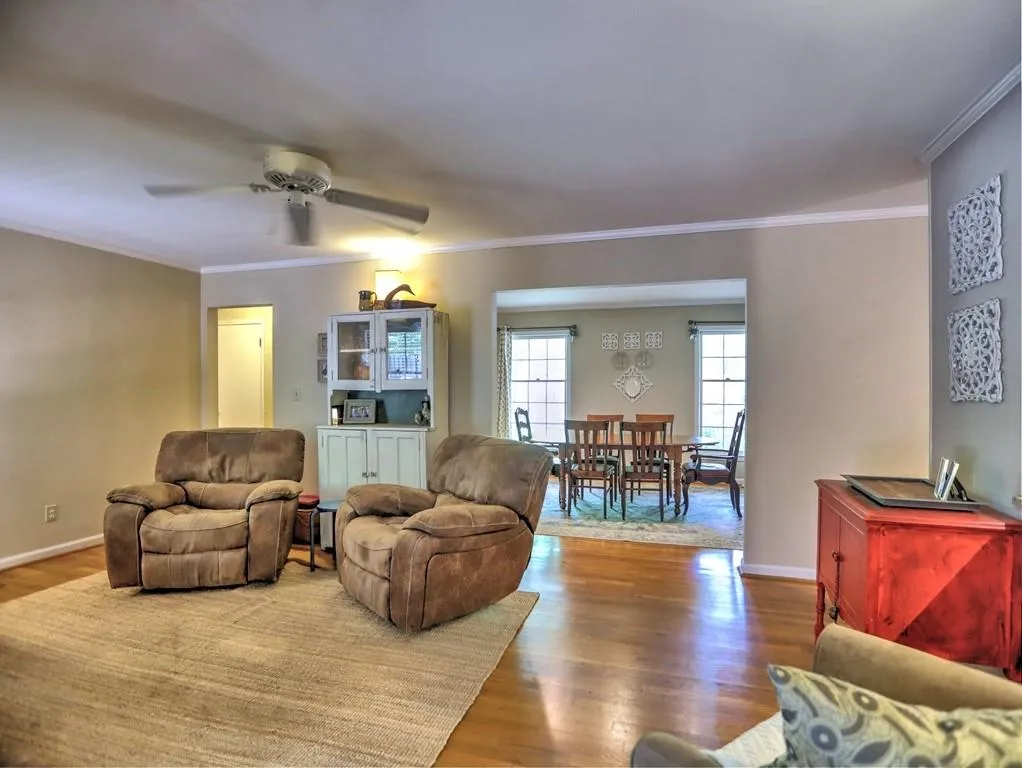 190 West Spalding Drive, Sandy Springs, Georgia 30328, 4 Bedrooms Bedrooms, ,2 BathroomsBathrooms,Residential,Sold,190 West Spalding Drive,7069918